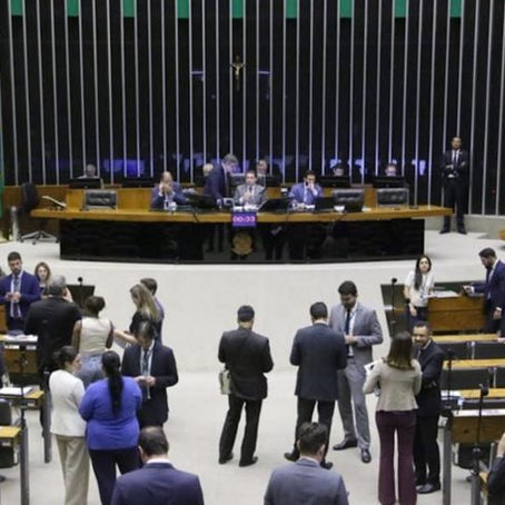 Câmara aprova proposta que permite acumular cargo de professor no serviço público