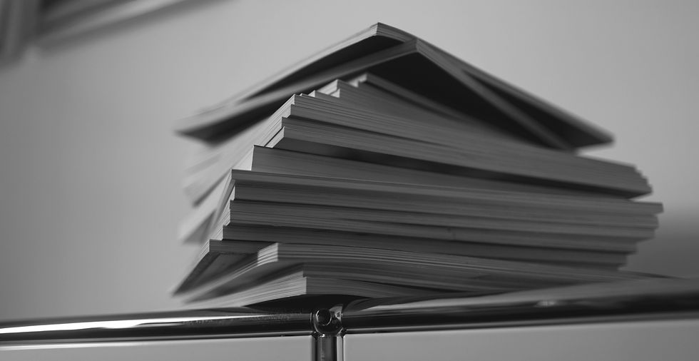 Ein etwas unordentlicher Stapel von über 20 Magazinen ist von der Seite zu sehen