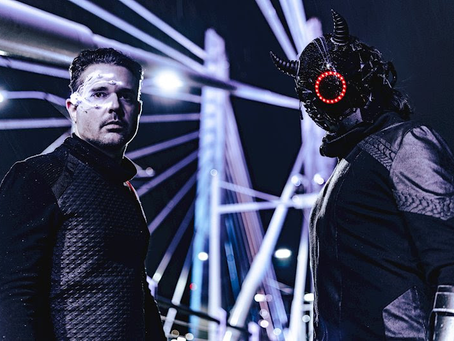 El dúo industrial de temática de cyberpunk AVGMNT lanza nuevo video "PVRE BLACK"