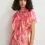 Thumbnail: Beige en roze asymmetrische midi-jurk met volantdetails Honolulu H1MA
