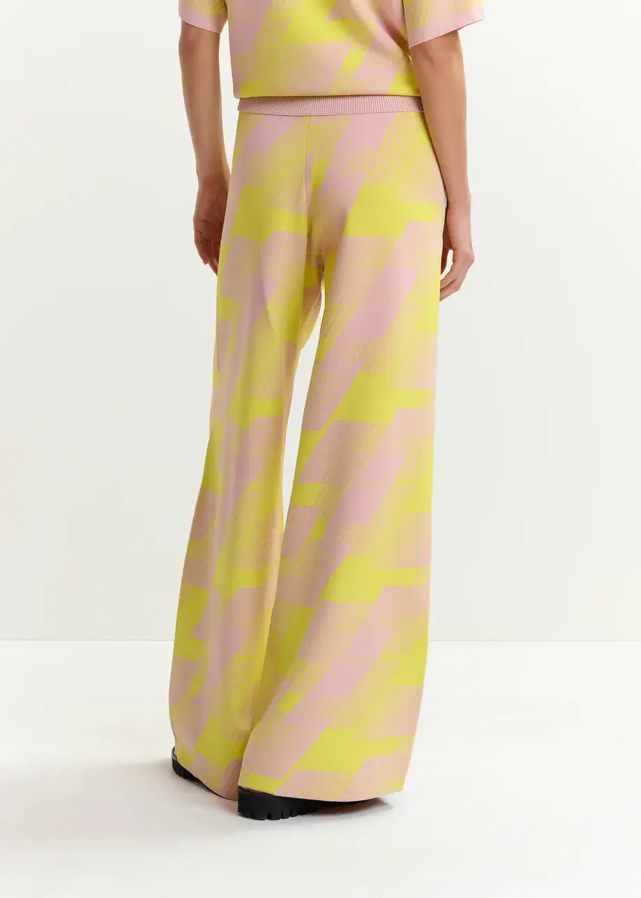 Thumbnail: Lichtroze broek met olifantenpijp in geel tricot met jacquardmotief JALREADY-J2S