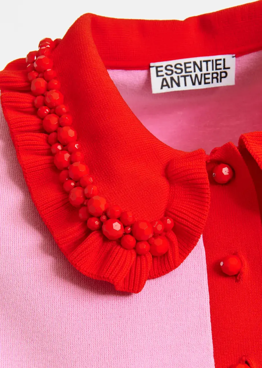 Thumbnail: Roze en rode fijngebreide polo met versierde kraag JEWELRY-CO17