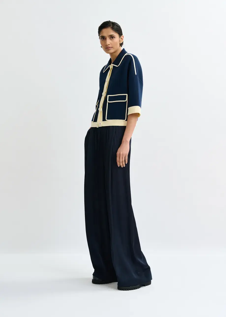 Thumbnail: Navy cardigan met bloemetjesknopen en gebroken witte contrastboord JUGLY-CN35