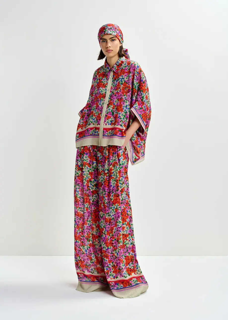 Paarse, rode en veelkleurige brede broek van zijdemix met bloemenprint JOEK-J1FG