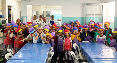 Criançada aprendendo na cozinha