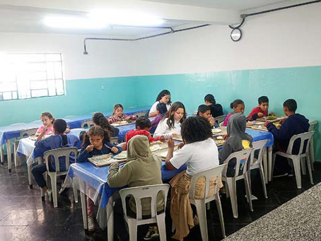 Pratos de esperança pelas mãos de quem sabe o valor da alimentação para cada beneficiário.