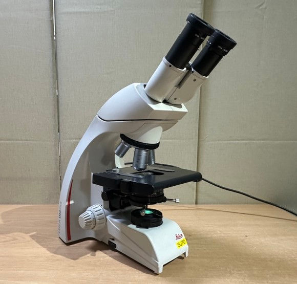 Leica DM750 Microscope