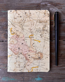 Entre mapas estelares y páginas en blanco nacen las mejores ideas.