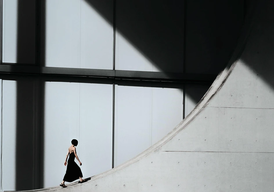 Minimalistische Architektur mit klaren Linien und offenem Raum.