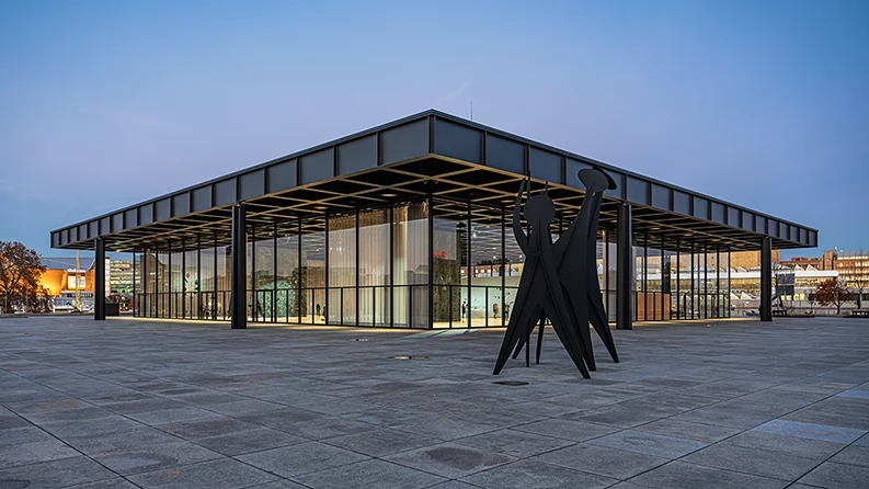 Neue Nationalgalerie Berlin von außen, architektonische Meisterleistung von Ludwig Mies van der Rohe