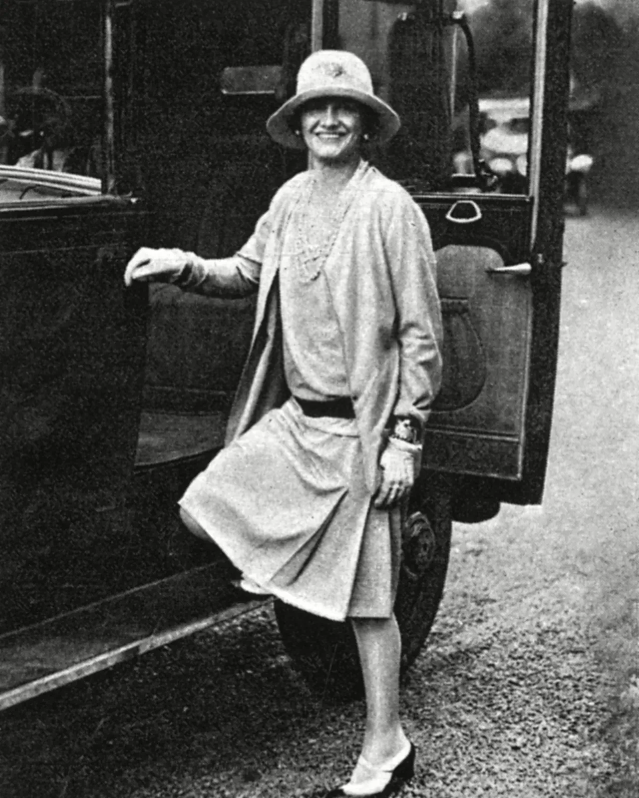 Coco Chanel in einem ihrer ikonischen Designs – Pionierin des modernen Fashion Designs