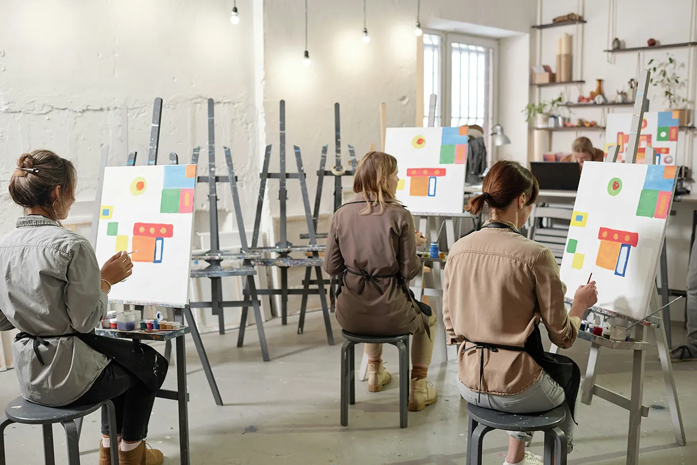 Kreative Zusammenarbeit im Berliner Coworking-Space für Kunst und Design.
