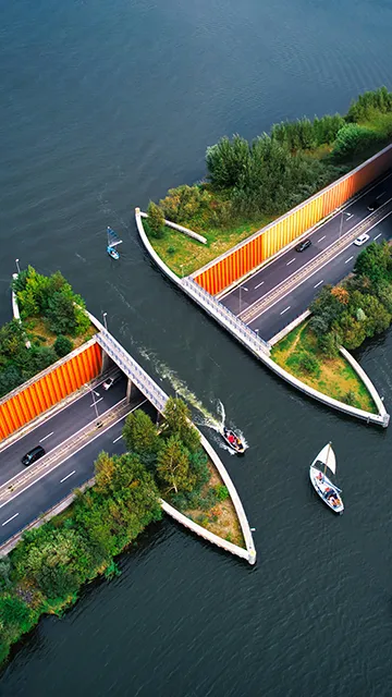 Amsterdam setzt auf eine nachhaltige Verkehrsplanung mit stark ausgebauter Fahrradinfrastruktur, um Emissionen zu senken.