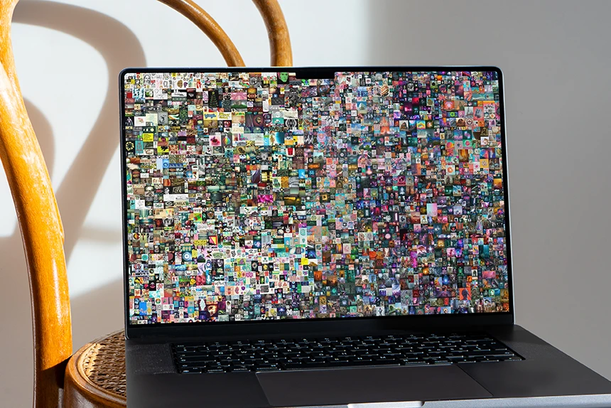 Beeples NFT-Kunstwerk “Everydays: The First 5000 Days” wurde für Millionen verkauft und revolutionierte den digitalen Kunstmarkt.