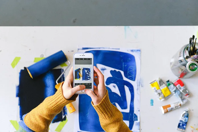Künstler erschaffen Kunstwerke in einem Berliner Atelier, das für Innovation steht.