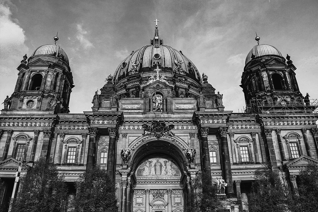 Historischer Berliner Dom in Schwarz-Weiß – ein symbolträchtiges Beispiel für die Architekturgeschichte Berlins