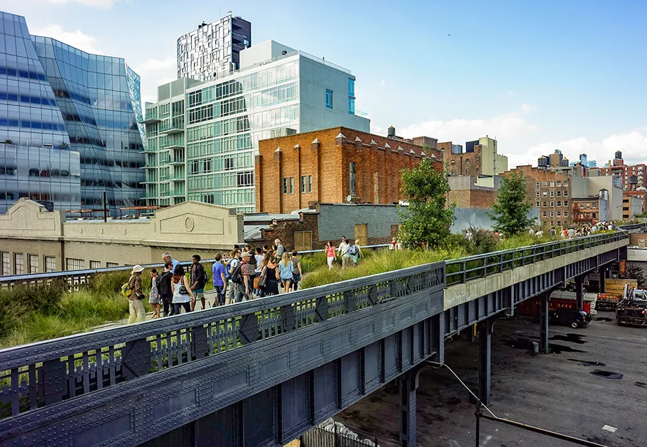 High Line in New York City – Ein grüner Stadtpark, der eine stillgelegte Bahntrasse revitalisiert hat.