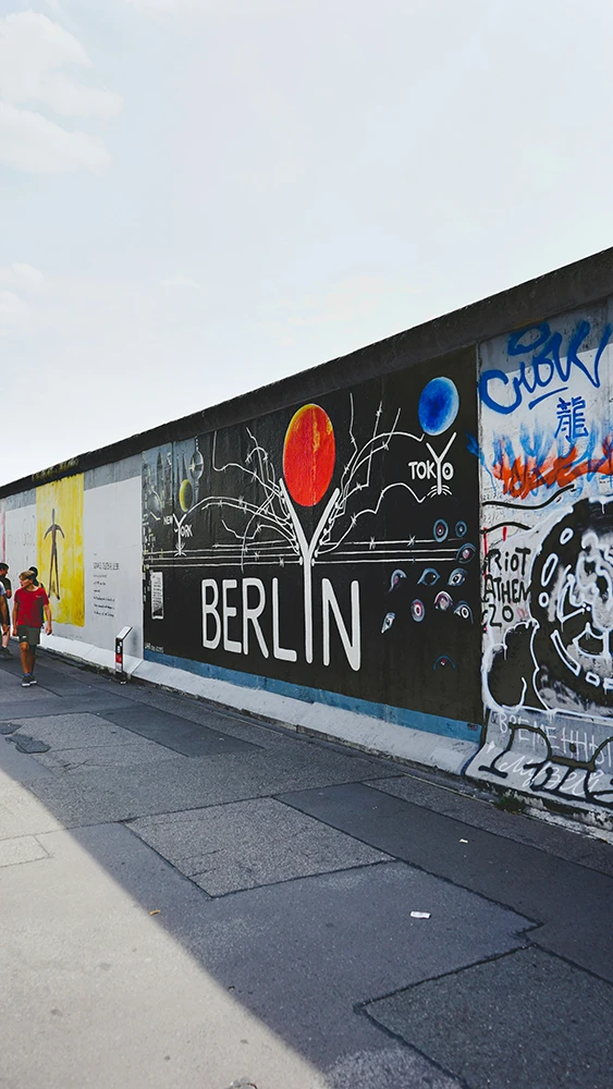 Street Art an der East Side Gallery in Berlin, einem Hotspot für urbane Kunst.