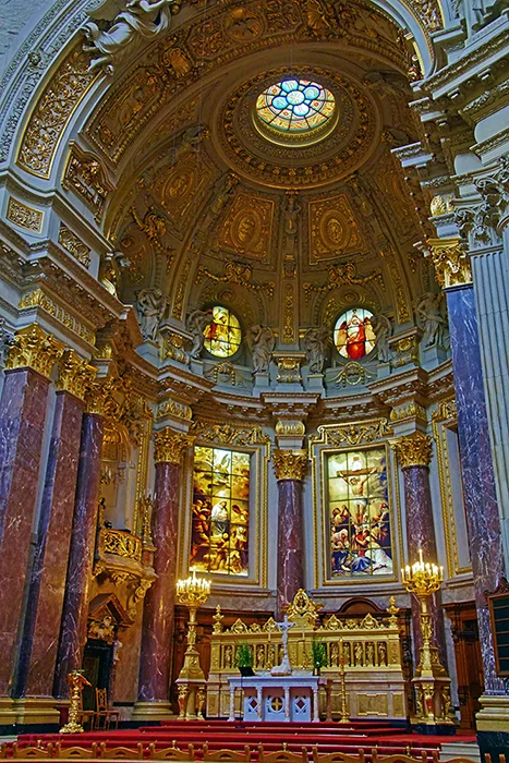 Innenansicht des Berliner Doms mit kunstvollen Fenstern und detailreicher Architektur