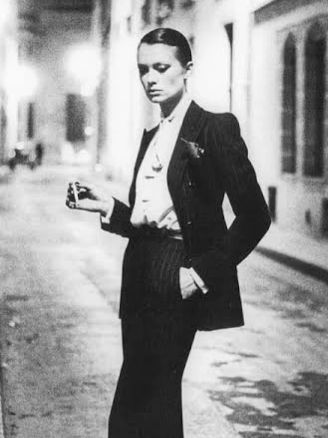 Frau im klassischen „Le Smoking“-Anzug von Yves Saint Laurent – Ikone des Fashion Designs