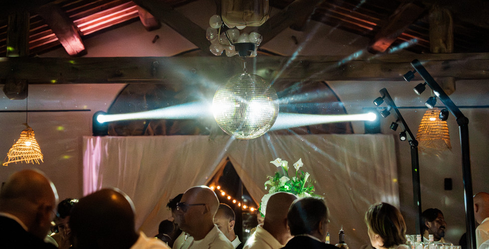 Une ambiance lumineuse sur-mesure pour sublimer votre soirée.