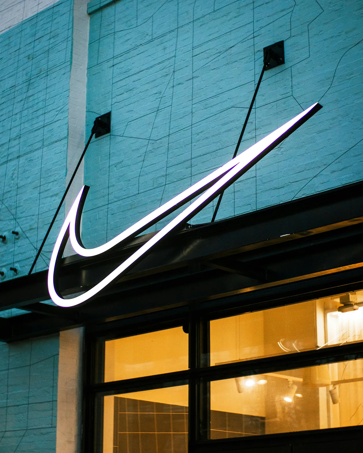 Das ikonische Nike-Logo als Beispiel für organische Formen im Design, das Dynamik und Energie vermittelt.