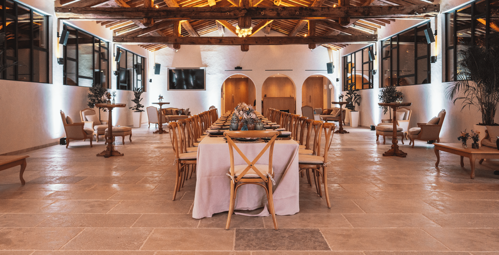 Salle de réception de standing pour anniversaire à Gassin Golfe de Saint-Tropez repas assis.