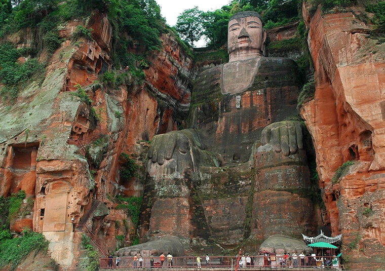 Der große Buddha von Leshan – Monumentale Skulptur im öffentlichen Raum bei IADK