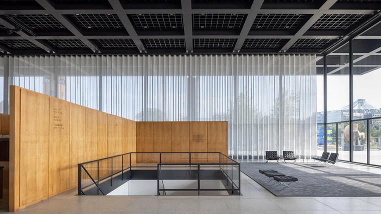 Innenraum der Neuen Nationalgalerie Berlin, ein Meisterwerk der modernen Architektur mit minimalistischer Gestaltung