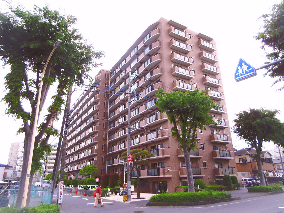 朝日パリオマンションの印象的な外観。緑豊かな街路樹に囲まれたこの建物は、快適な生活空間を提供しています。