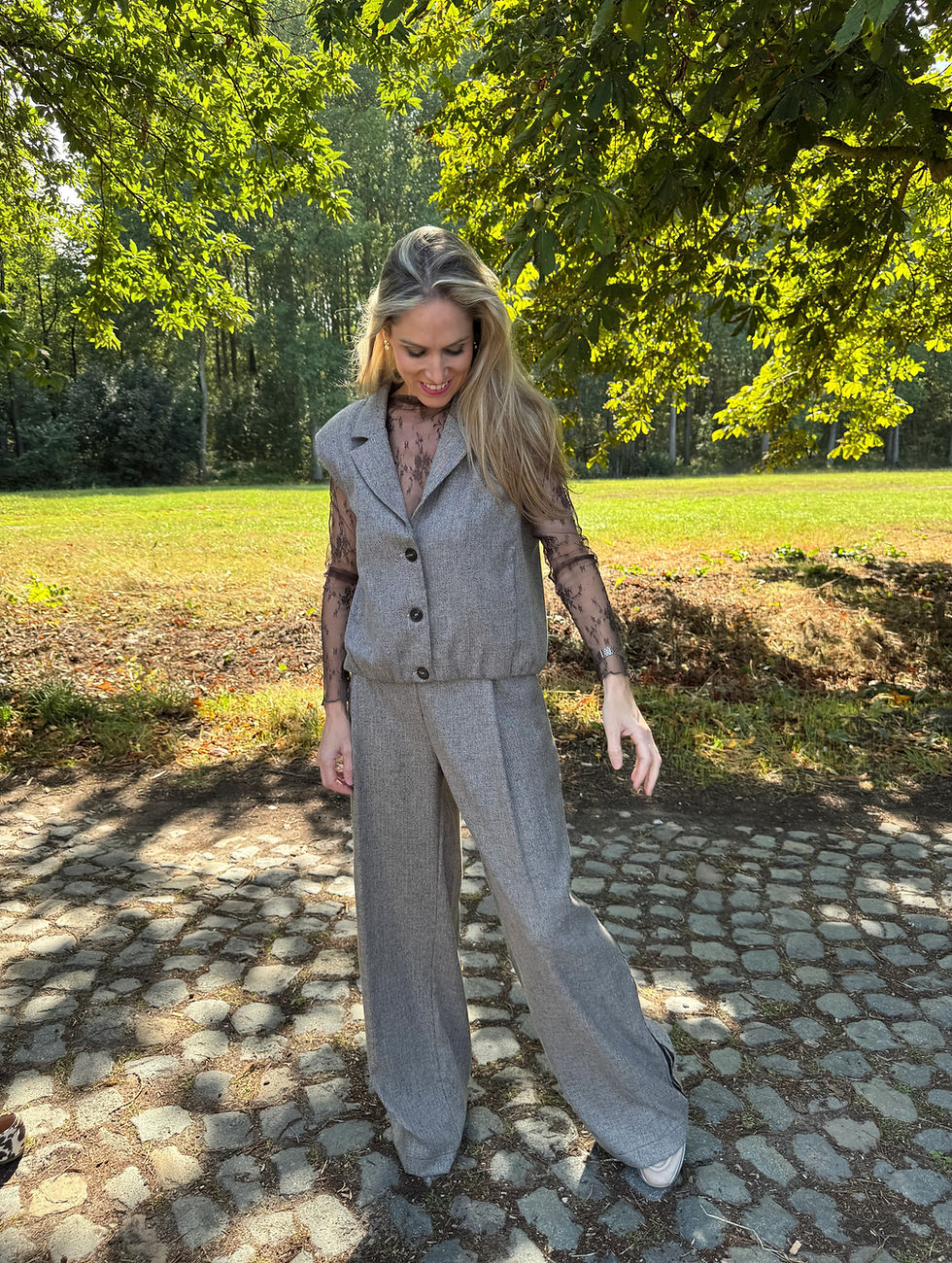 Grijsstoffen_Ensemble_metkantenonderstuk_edited