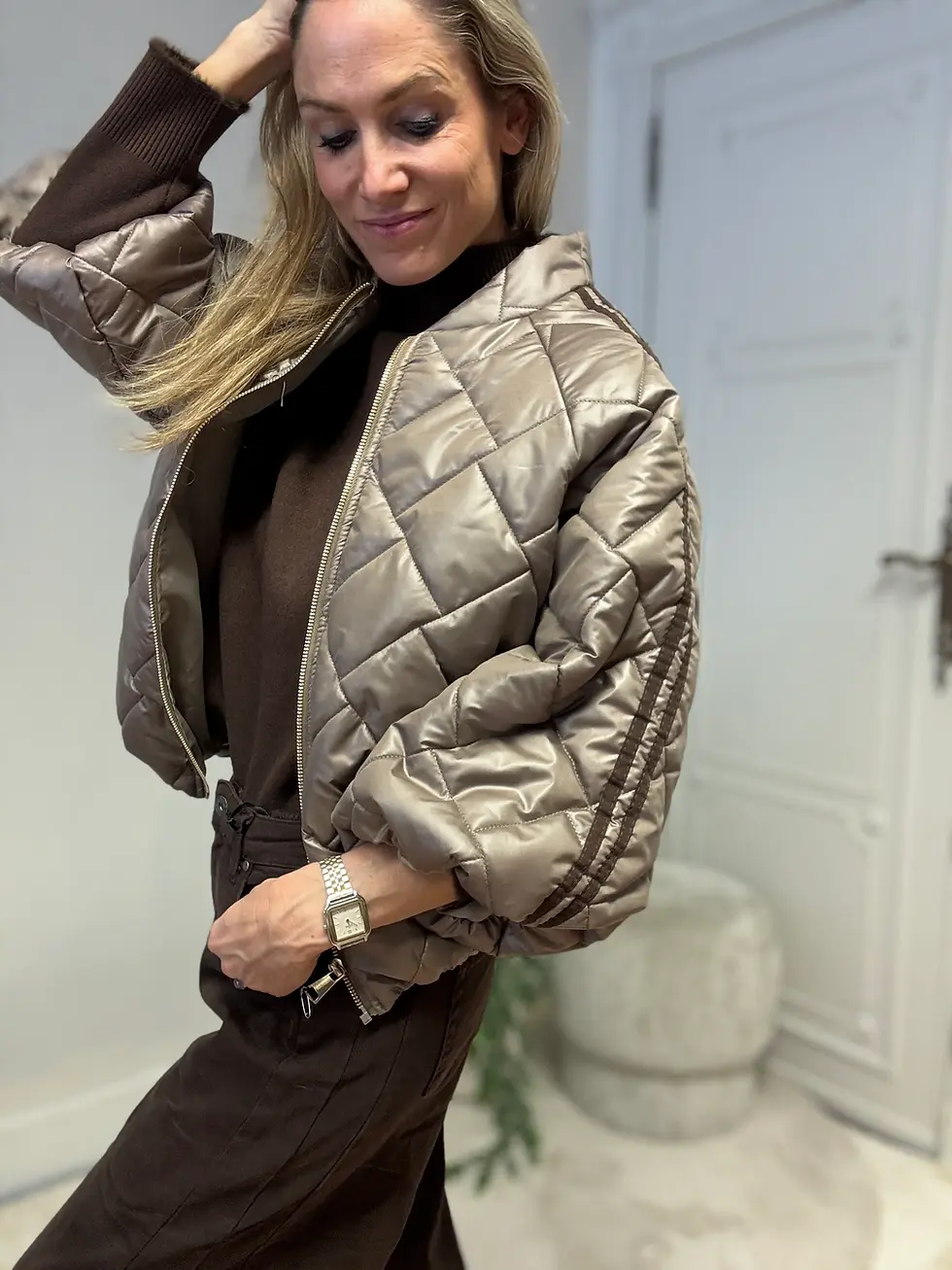 BeigeGlanzend_Sporty_Gestektejas1