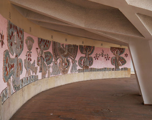 Этот заброшенный ресторан скрывает забытый шедевр