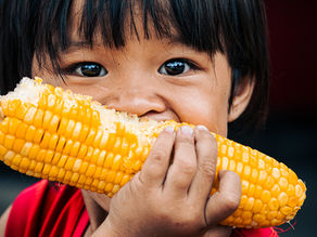 Street Portrait Photography in Thailand: How to Build Trust and Capture Powerful Images.