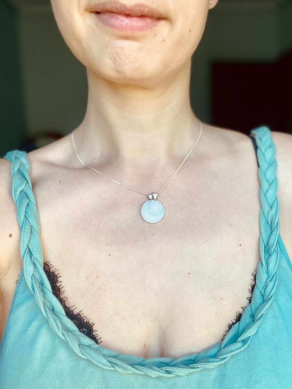 Una joya clásica divisible para madre e hijo de leche materna que se pueden llevar juntas o separadas