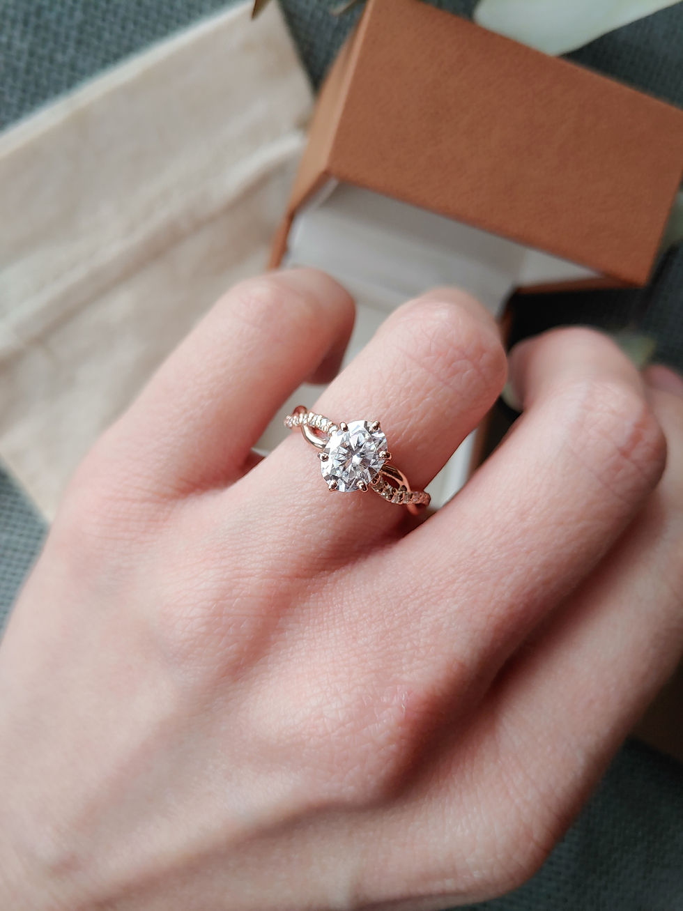 Thumbnail: Oval Floral Twist 9ct Gold Ring