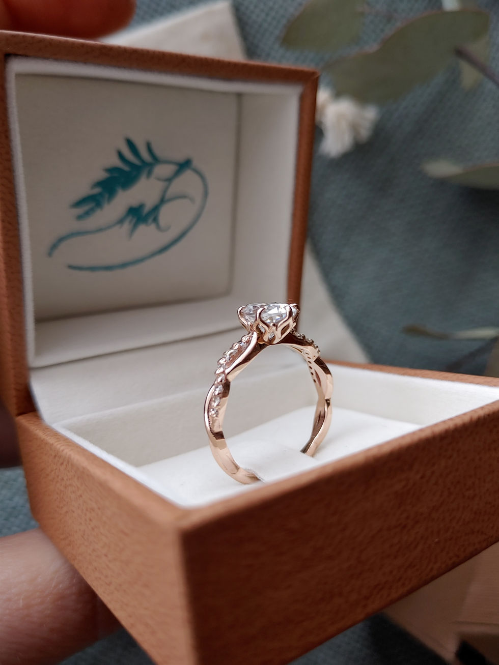 Thumbnail: Oval Floral Twist 9ct Gold Ring