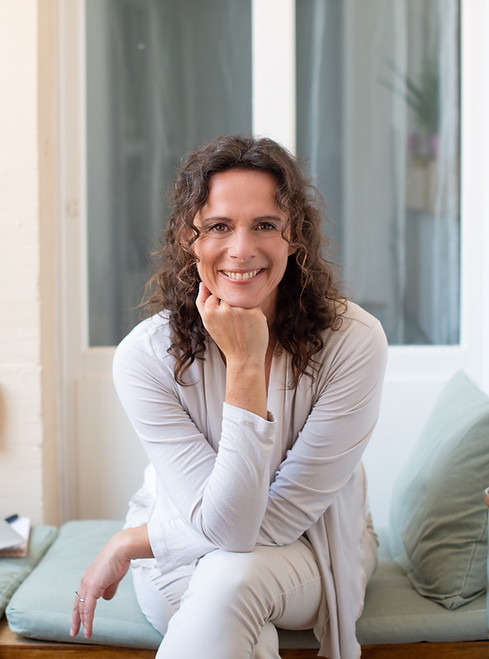 Katja Hecker sitzend auf einem Sofa