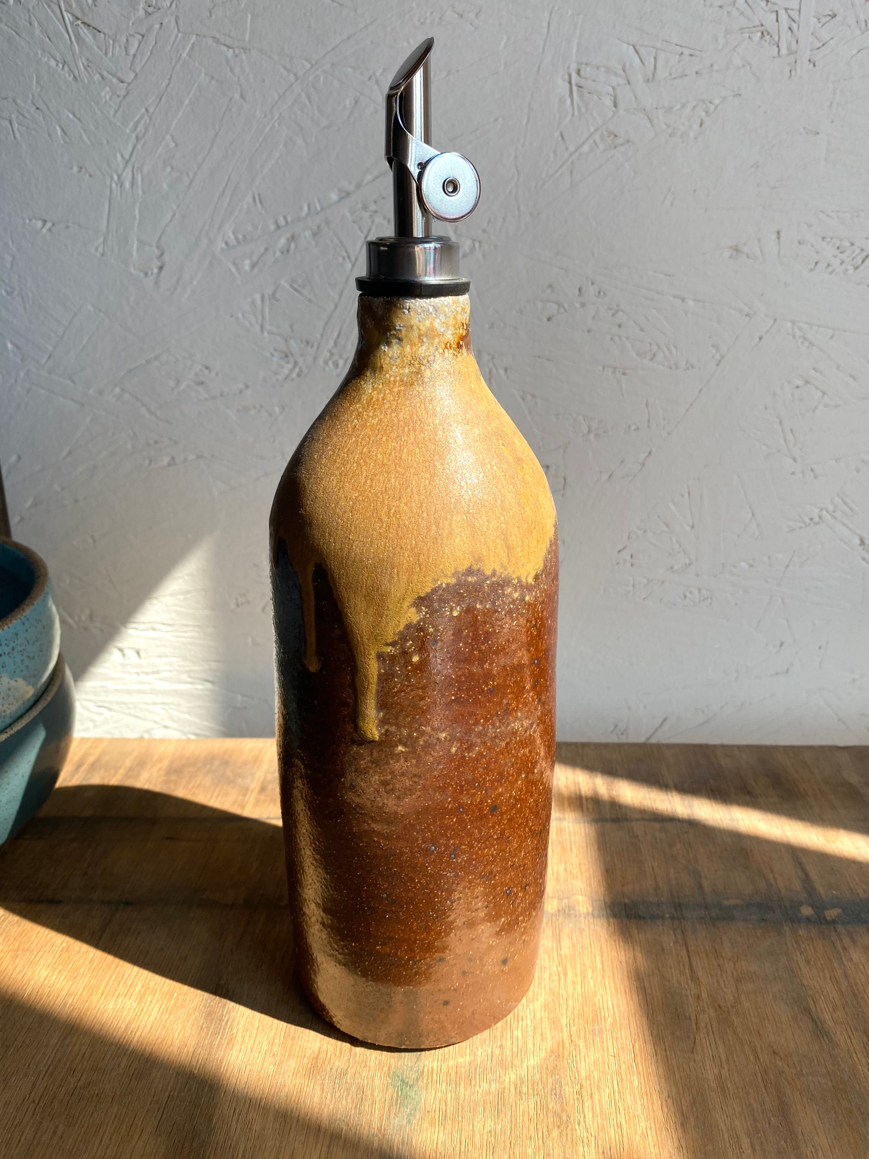 Oil dispenser with drippy sparkles