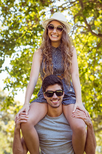 Couple portant des lunettes