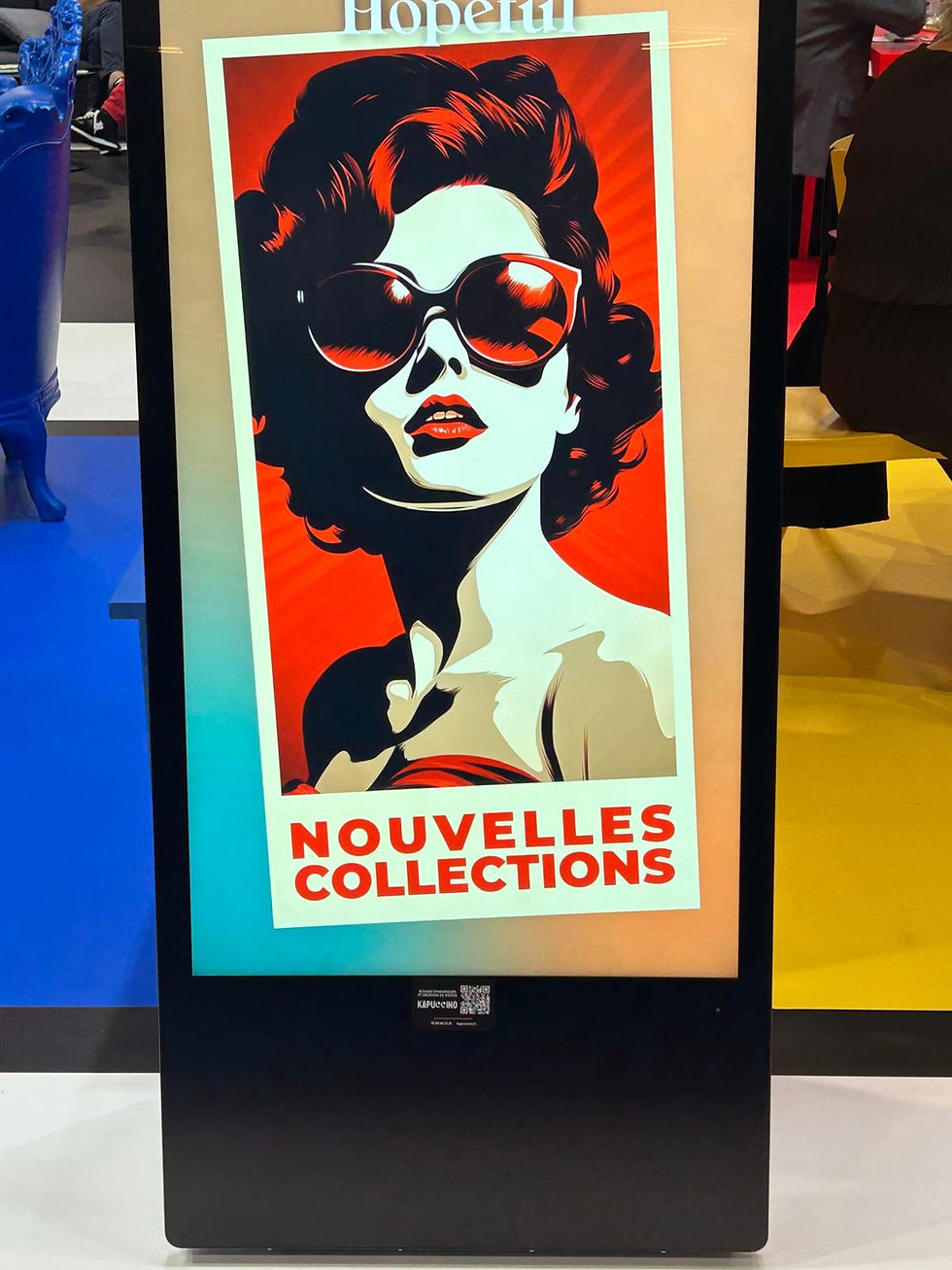 Thumbnail: Poster with woman in sunglasses. Nouvelles Collections. Chevalet digital extérieur Kapuccino.