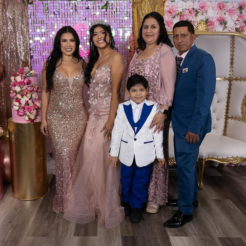 Sweet Eighteen Birthday Family Photo | Memoire Event & Studio