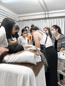 高階除毛師進修課程,一步步帶你拆解女士私密處熱蠟除毛的技術與細節,I區的繃法、手指的擺放方式、客人的肌膚問題......所有女士私密處的疑難雜症一次解決!