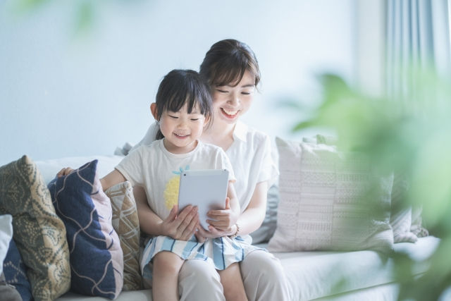 オンラインカンセリングを受けるシングルマザー