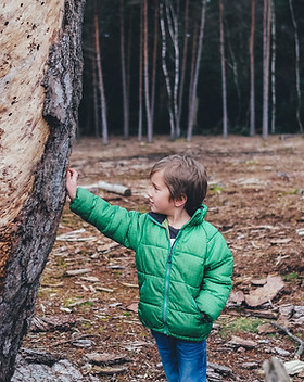 Junge gegen einen Baum gelehnt