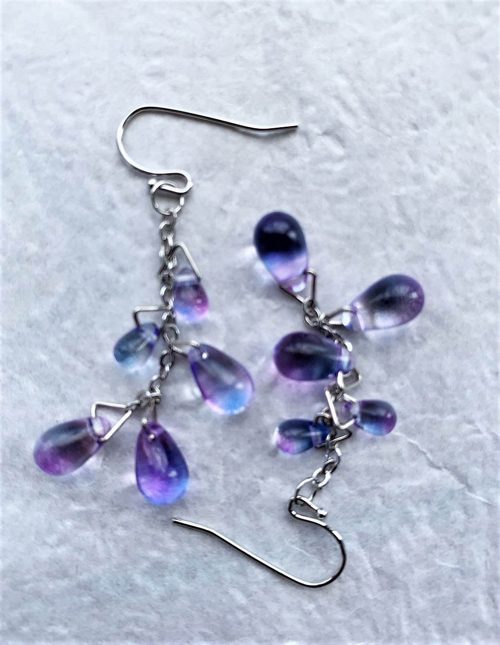 サムネイル： 紫陽花色の揺れるピアス