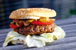 Burger, Burger auf Tisch,
