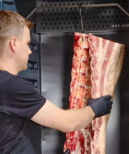Dry Ager, Mann von Hinten, Rücken in Dry Ager