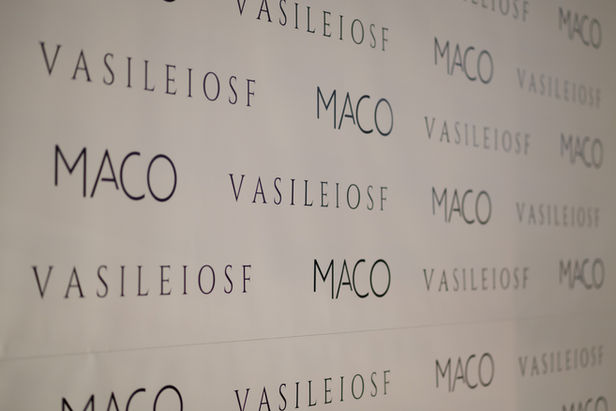 Μαυρόασπρη φωτογραφία του vasileiosf με απλό ντύσιμο, κρατώντας κατεστραμμένο παιδικό παιχνίδι – συμμετοχή στην έκθεση 'Τα παιδιά δεν είναι παιχνίδια' κατά της παιδικής κακοποίησης.