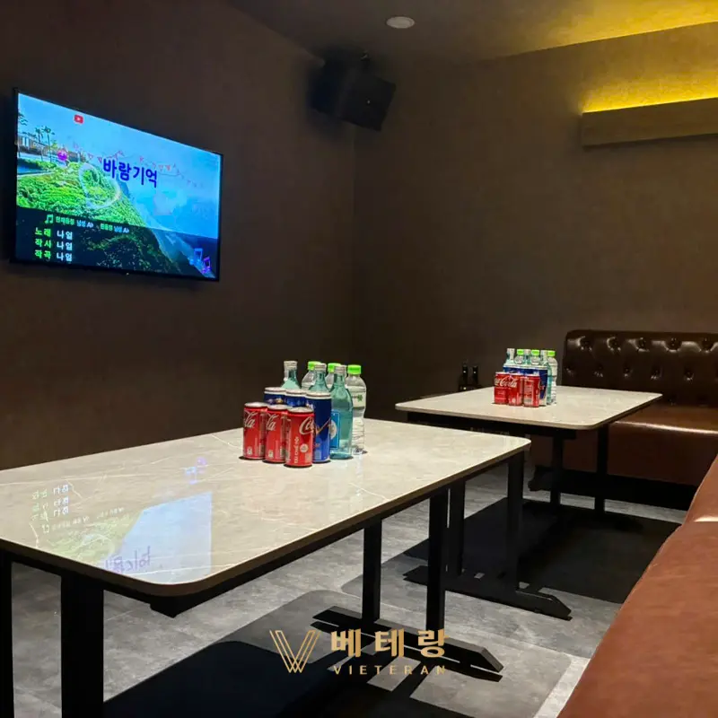 호치민 비스 가라오케 룸 내부